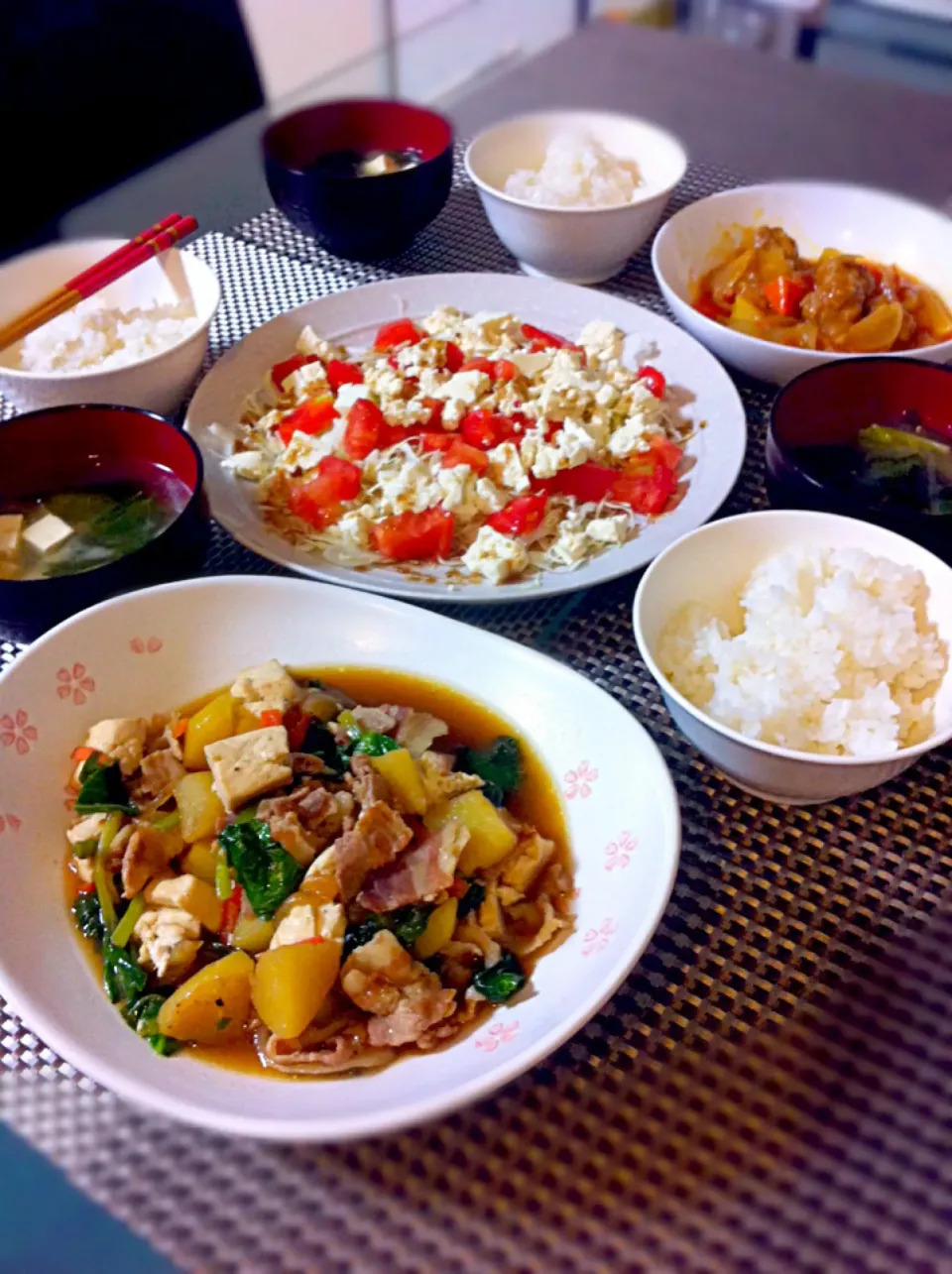 肉じゃが/豆腐サラダ/酢豚風ミートボール/ワカメ味噌汁にほうれん草を入れたらメチャ美味しいって子供達に言うわれました✌️|松下ジェニファーさん