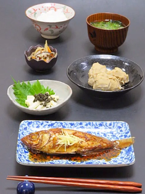 今晩は、アカラの煮付け、里芋のごまみそ煮、長芋のとんぶり和え、根菜五目煮、豆腐とわかめの味噌汁、ご飯

今日は久しぶりの完全OFF。平成中村座で歌舞伎を楽しんで来て、気分良くご飯支度(^^)
着物のまま割烹着で？いいえ（笑）やっぱり着替えました。

島根県産のアカラは、上品な白身で身離れが良く、煮付けにして美味しい魚。|akazawa3さん