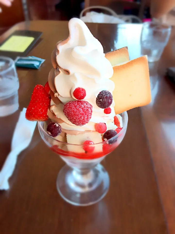 Snapdishの料理写真:白い恋人パフェ🍦💕|pichoooさん