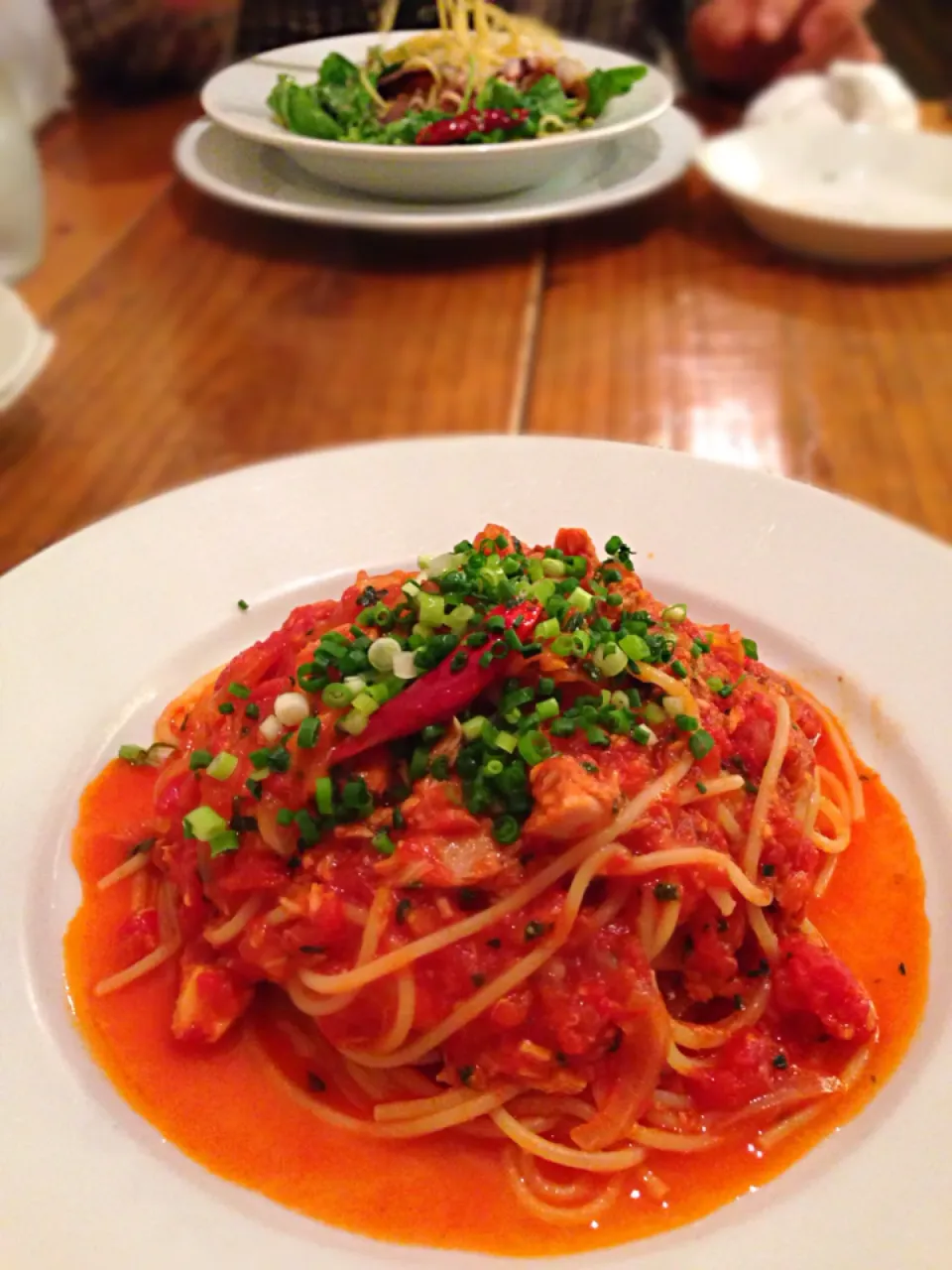 ホワイトツナのトマトソーススパゲッティ と、奥は 小ヤリイカとルッコラのスパゲッティ|こいちさん