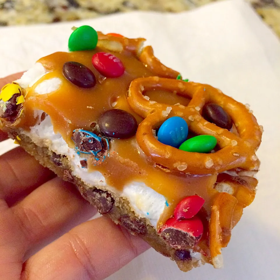 Chocolate chip cookie, marshmallow, caramel, pretzels and m&m!|Nanaさん