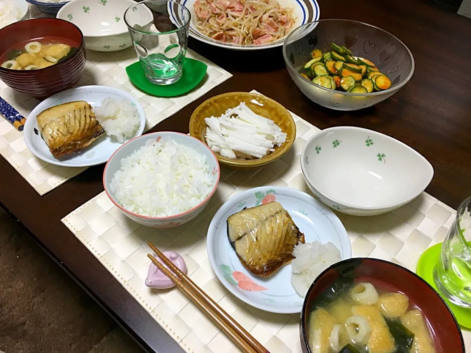 鯖焼き・長芋・ベーコンともやしの炒め物・きゅうりのキムチ和え・ちくわ＆油揚げ＆わかめのお味噌汁(^o^)|くろまめさん