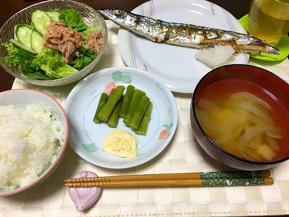 さんま焼き・アスパラ・サラダ・玉ねぎのスープ|くろまめさん