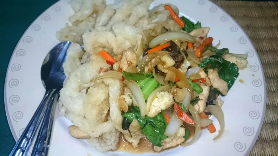 fried chicken with hot basil and crispy large noodles|mrbonglhaさん