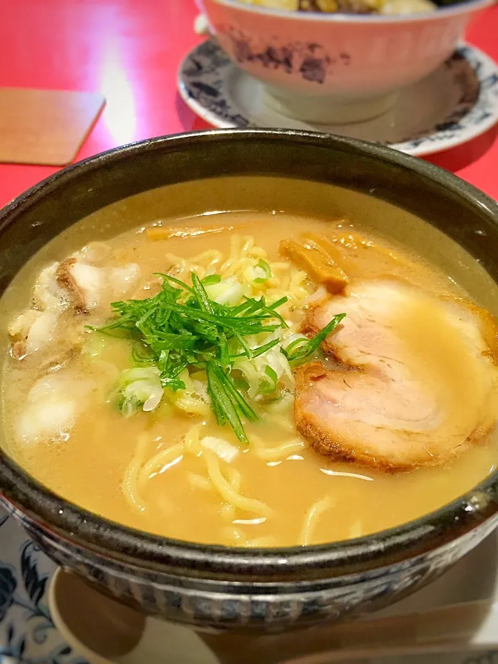 『カスラーメン』ホルモンとチャーシューが入った豚骨ベース。コレは美味い！|川村大作さん