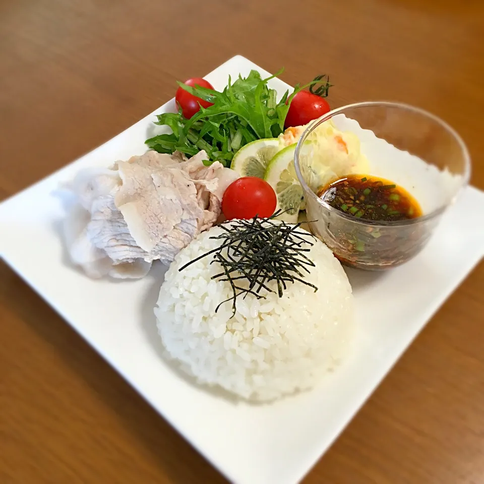 10/31 ランチプレート🍴（香味ダレで食べる豚しゃぶ、サラダ、ポテトサラダ）|むぎママさん