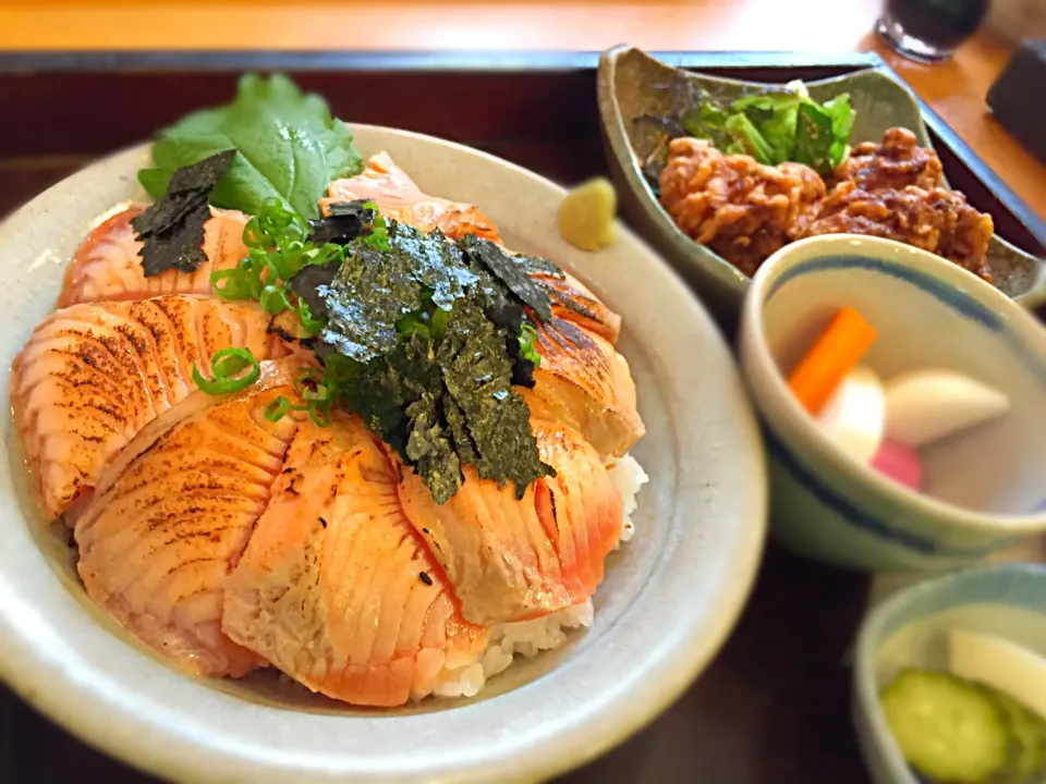 ランチでさしみやは久しぶり。炙りサーモン丼と鶏の唐揚げ、いただきまーす♪|ASuzukiさん