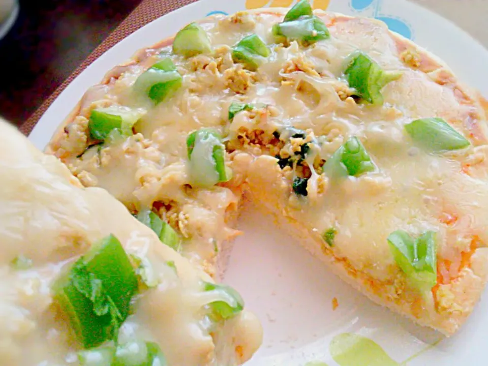 Snapdishの料理写真:バジルチキンとモッツァレラチーズのピザ Basil Chicken and Mozzarella Cheese Pizza ✔|🌼 Pooja's Kitchenette 🌼さん