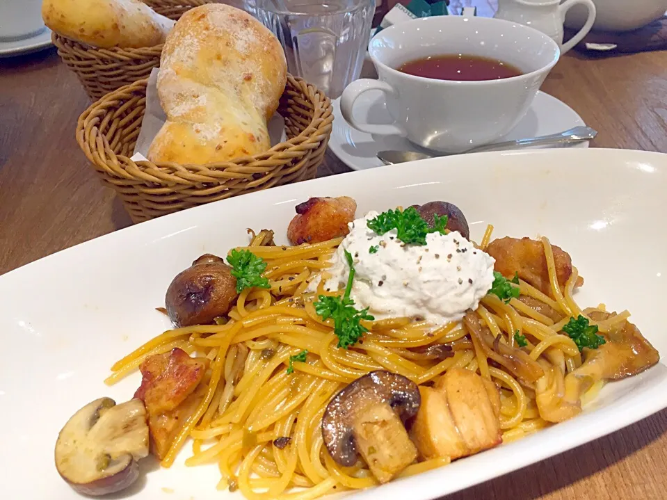 Snapdishの料理写真:#今日のランチ は、アフタヌーンティーでランチ ローストチキンとキノコのソイソースパスタ|sono.kさん