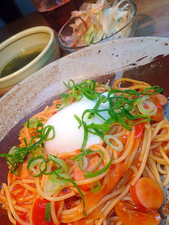 Snapdishの料理写真:フライパンで作る簡単あっさりトマトパスタの温玉のせ🍝
海ぶどうスープ&オニオンサラダの夕食💕|ちなみんさん