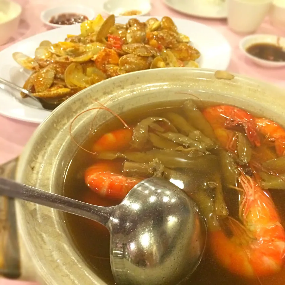 Snapdishの料理写真:Drunken prawns and sambal clams|Tinky 🍒さん