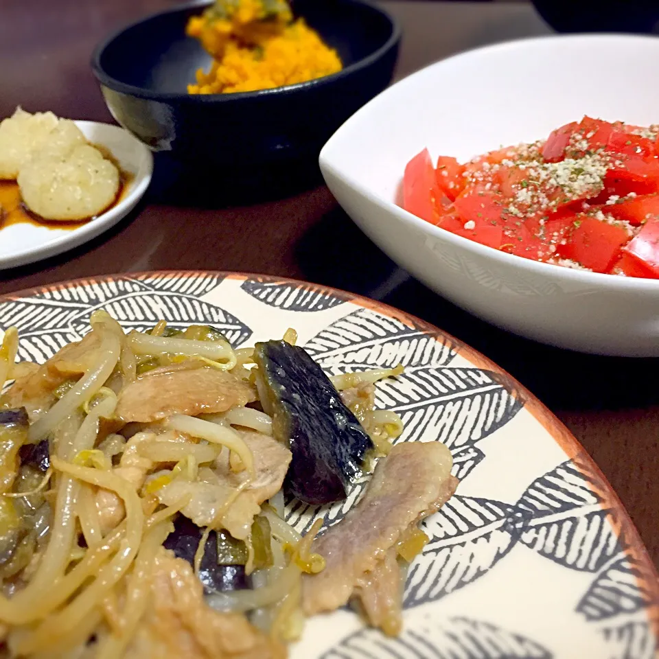 豚バラ茄子もやしの味噌炒め、かぼちゃのコンソメサラダ、玉ねぎシューマイ、冷やしトマト|chobicmさん