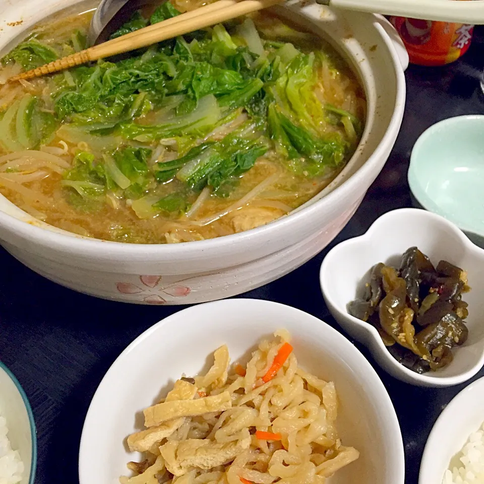 今日の晩ご飯は、野菜たっぷり胡麻味噌鍋、お惣菜の切り干し大根煮、きゅうりの醤油漬け。|ゆえさん