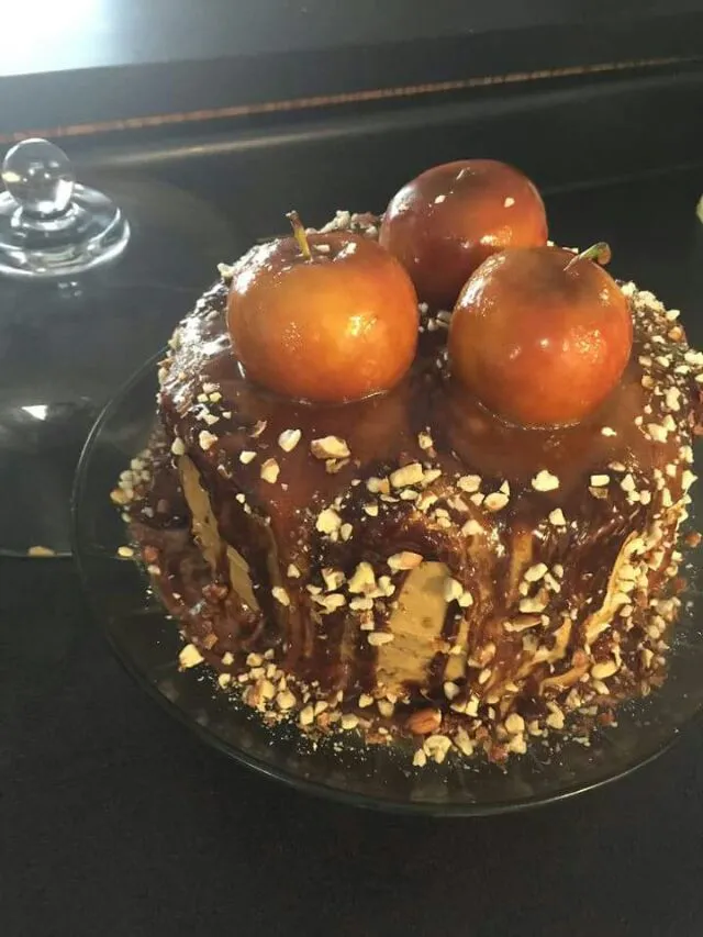 caramel apple chocolate drizzle snickers cake|CHUENCHAIさん