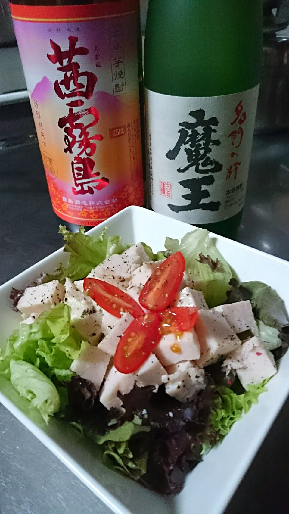 Snapdishの料理写真:蒸し鶏のサラダｖ（=＾0＾=）ｖ 美味しいお酒 衝動買い(笑) いつか 飲もう😊🍻😆✨  相手探さなきゃ(^^;;|Noriko🍝🍴🍩さん