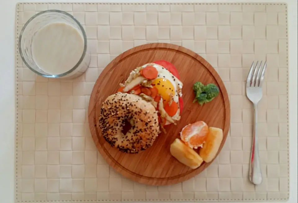 Breakfast: Bagel sandwich(sliced tomato, fried egg, fried Chinese cabbage with carrot), apple and orange, soymilk.|Liciaさん