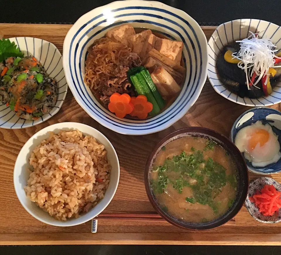 ⭕️すき焼き風肉豆腐
⭕️茄子の揚げ浸し
⭕️はんぺんとひじきのがんもどき風
⭕️鶏ごぼうの炊き込みごはん
⭕️大根と揚げのお味噌汁


冷蔵庫にちょこちょこ
残っているものを
使い切ろうとしたら

気付いたら 全部 出汁、醤油、砂糖
味に なってました(￣◇￣;)

茄子の揚げ浸しも 今年最後かなー|ayumiさん