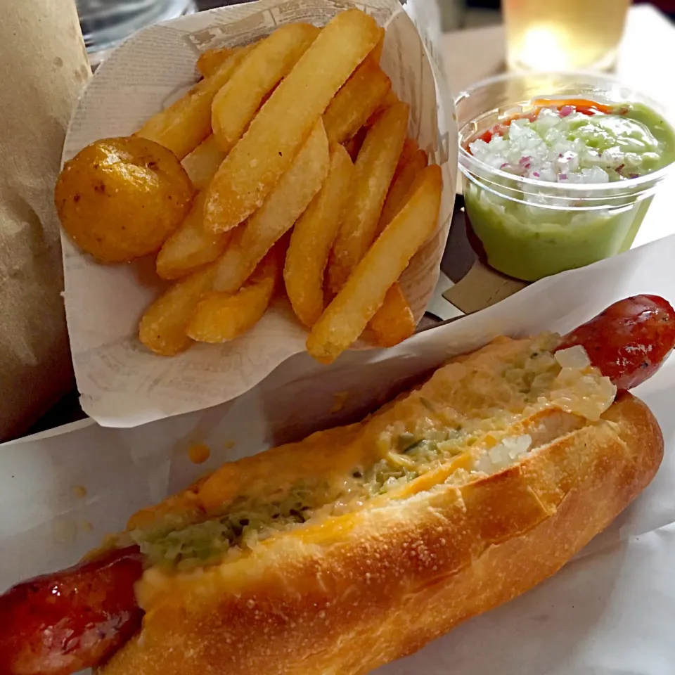 Snapdishの料理写真:Hotdog and Fries (Ketchup and Avocado Sauce)|chan mitsuさん