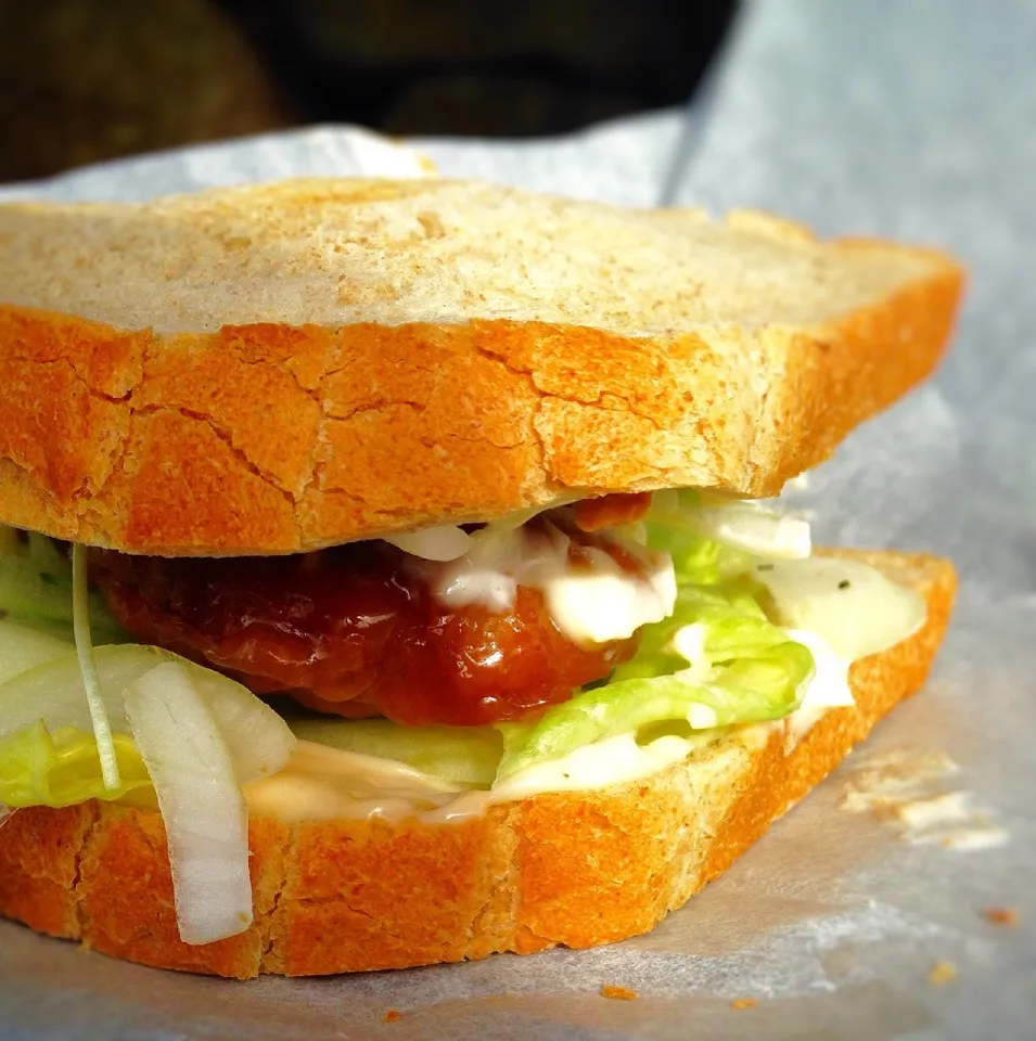 昼ごはん 本日のサンド テリヤキチキン ピーナッツバターが決め手だね☆*:.｡. o(≧▽≦)o .｡.:*☆|ぽんたさん