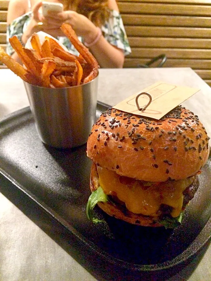 Angus Beef Cheddar Burger w/ Frites|willklhさん