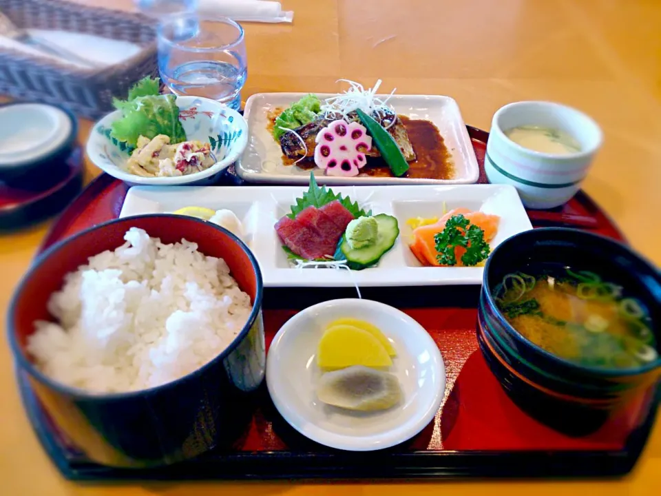 ホテルでのランチ。ご飯の量が凄い(￣ー￣)ﾆﾔﾘ|Cat Miroさん