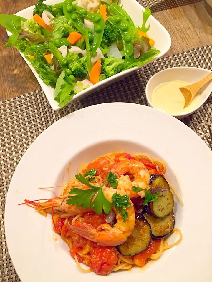 日曜日のパスタ🍝海老と厚切りベーコン、ナス、トマトのパスタ🍆🍅茹で野菜の彩りサラダ🍀|まみりんごさん