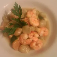 Snapdishの料理写真:Gnocchetti di patate con gamberetti servito su bisque fumante|Michele Diniさん