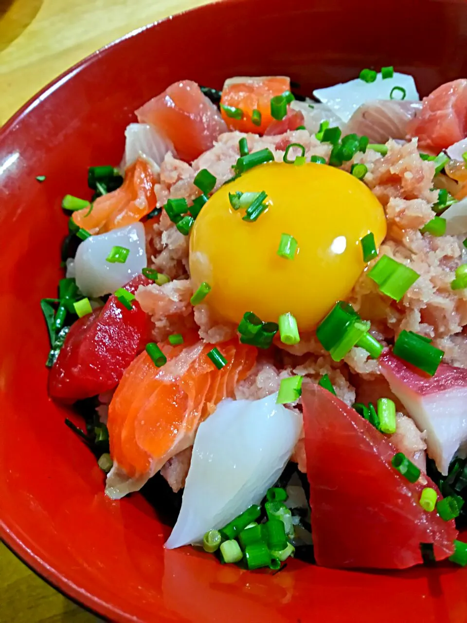 Snapdishの料理写真:いろんな魚介の海鮮すし丼|徳之島トトロンヌさん