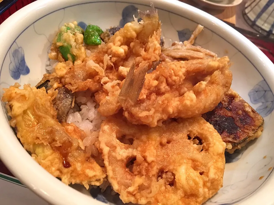 Snapdishの料理写真:鱚と野菜の天丼。牛蒡うまいな。|たけうちさん