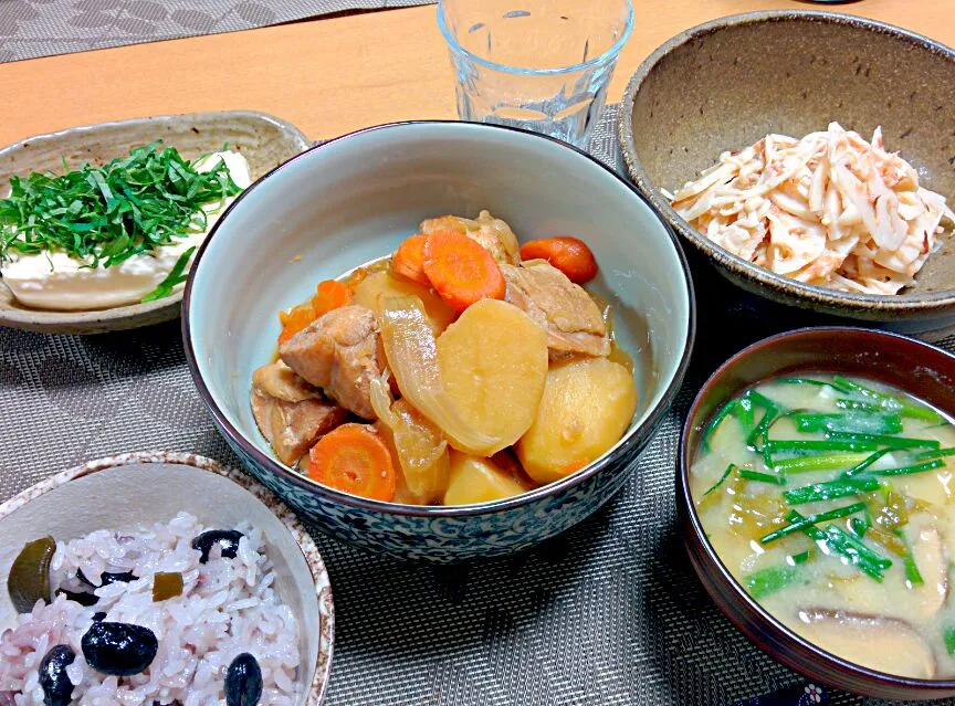 鶏じゃが、レンコンとエノキの梅マヨおかか和え、おからの味噌汁、黒豆ごはん|ねむねこさん