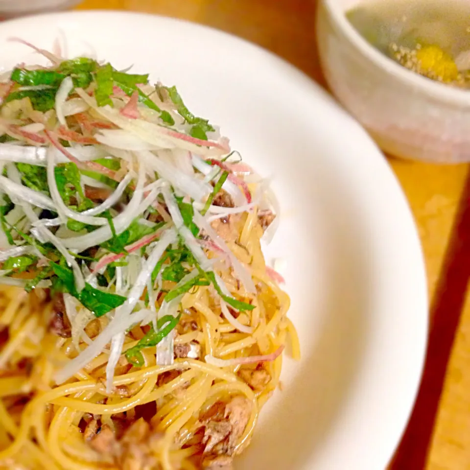 Snapdishの料理写真:サバ缶と醤油の旨味を、タップリ香味野菜であっさりペロリ♫手羽先のスープを添えていただきました〜(=´∀｀)人(´∀｀=)|こなちゅんさん