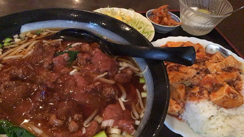 【日替定食】牛肉ラーメンと小麻婆豆腐丼を頂きました。|momongatomoさん