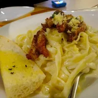 Chicken Alfredo with Garlic bread|Karen Jimenoさん