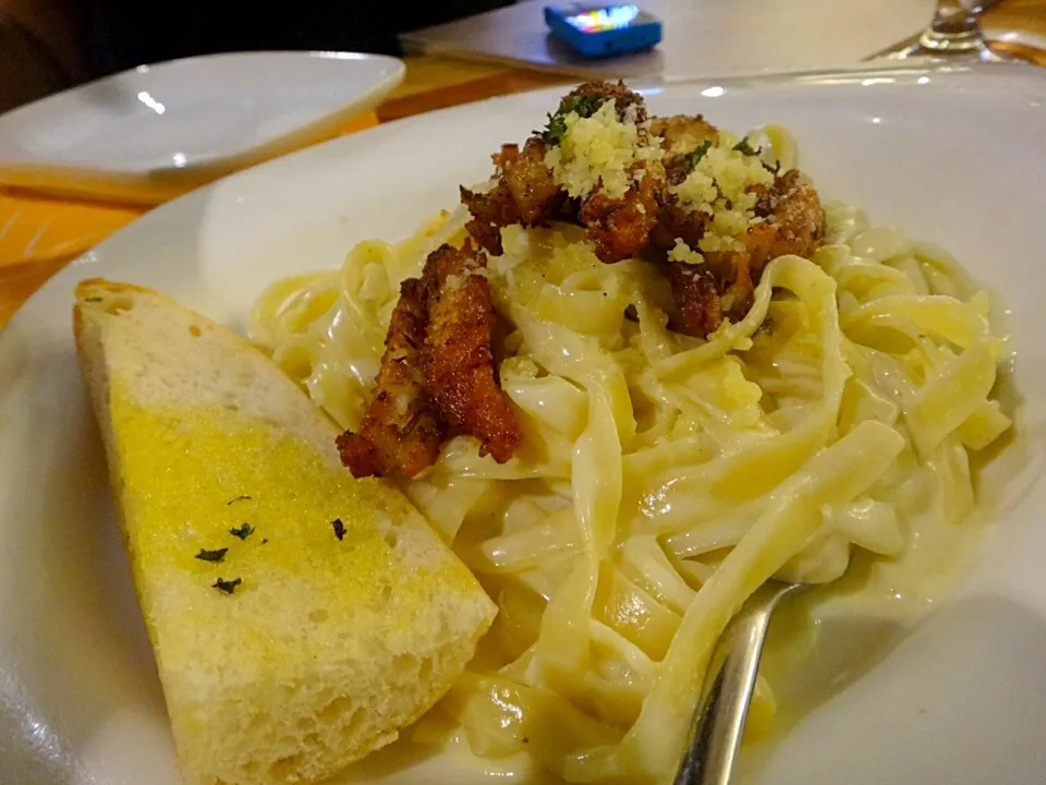 Snapdishの料理写真:Chicken Alfredo with Garlic bread|Karen Jimenoさん