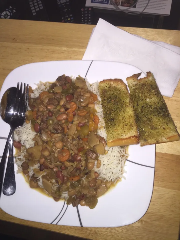 Snapdishの料理写真:Beef stew over rice w/garlic bread|Richard Thompsonさん