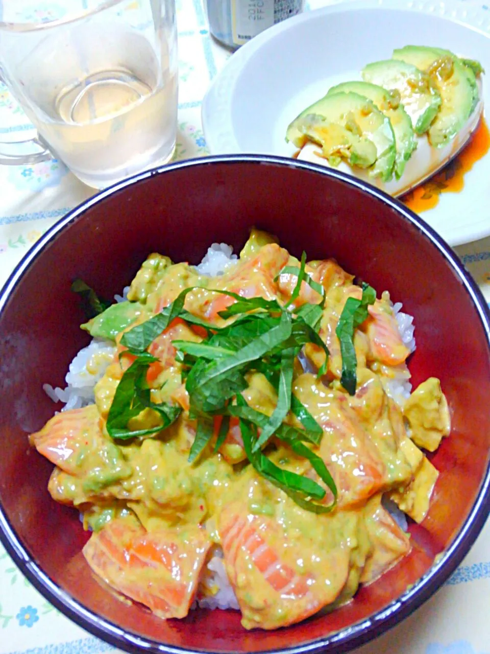 アボカドとサーモンの旨ダレ丼&アボカドと豆腐のわさび醤油&白ワイン|うたかた。さん