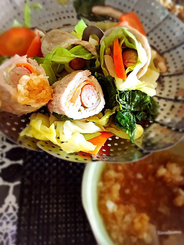 豚ロースでお野菜とソーセージ巻いて蒸らして、大根おろし入り麺つゆで！|Tina Tomoko😋さん