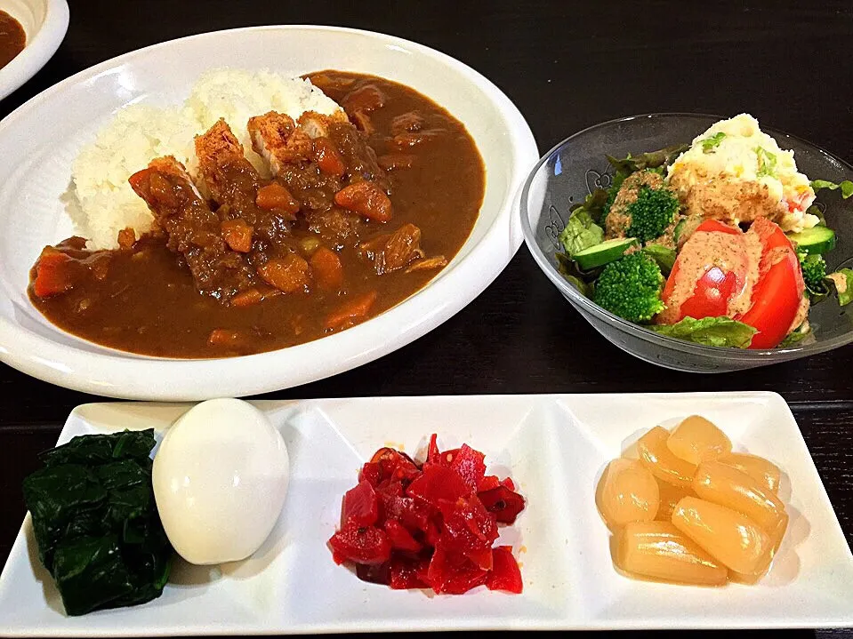 ⭐️カツカレー
⭐️トッピングセット（超半熟たまご、ほうれん草、福神漬け、らっきょう）
⭐️ポテトサラダ入り野菜サラダ 胡麻ドレッシング|よっちぃさん