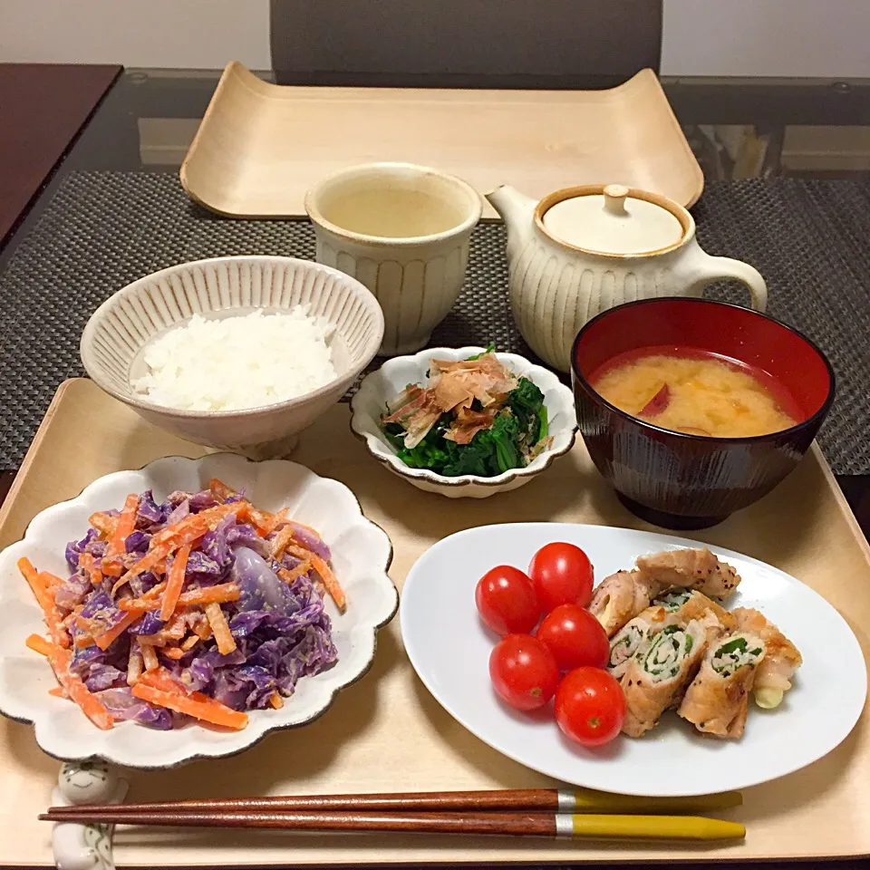 Snapdishの料理写真:豚肉の青じそ巻き、紫キャベツとにんじんのゴママヨ和え、ほうれん草のおひたし|はらしおりさん