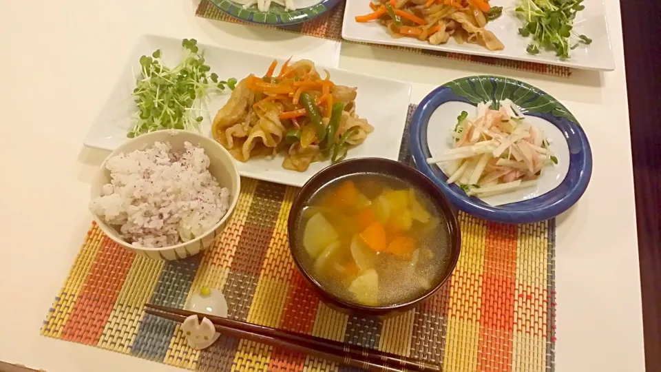 今日の夕食　豚肉の生姜焼き、大根サラダ、ゆかりご飯、けんちん汁|pinknari🐰🌈さん