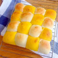 ハロウィンパーティ🎃 

かぼちゃとプレーンのちぎりパン🍞|karieさん