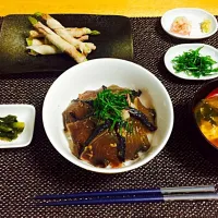 鰹の漬け丼、小松菜のおひたし、アスパラの肉巻き蒸し焼き、味噌汁|yuuu-iさん