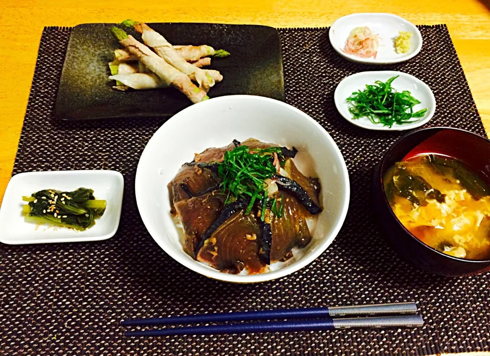 鰹の漬け丼、小松菜のおひたし、アスパラの肉巻き蒸し焼き、味噌汁|yuuu-iさん