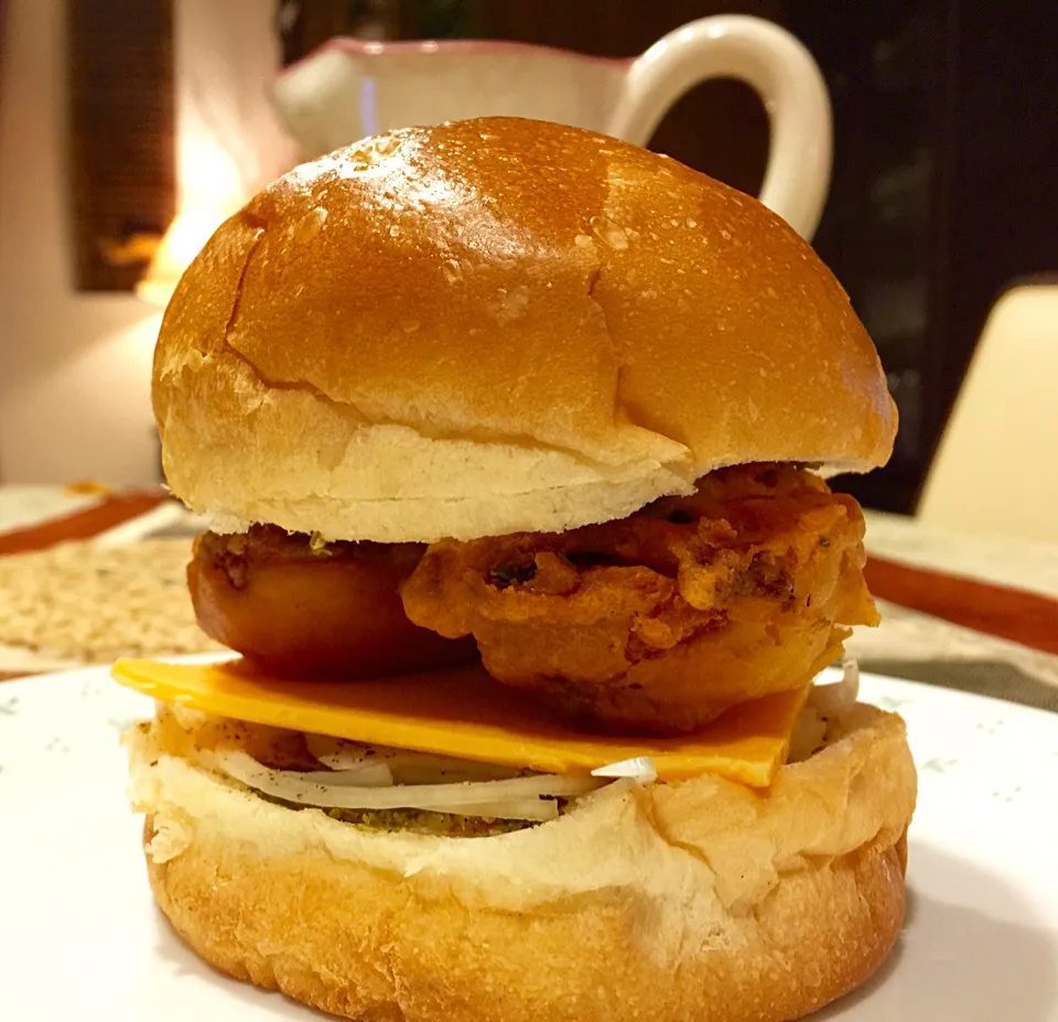 Stuffed fried eggs burger! Indian street food.|gayatri singhさん