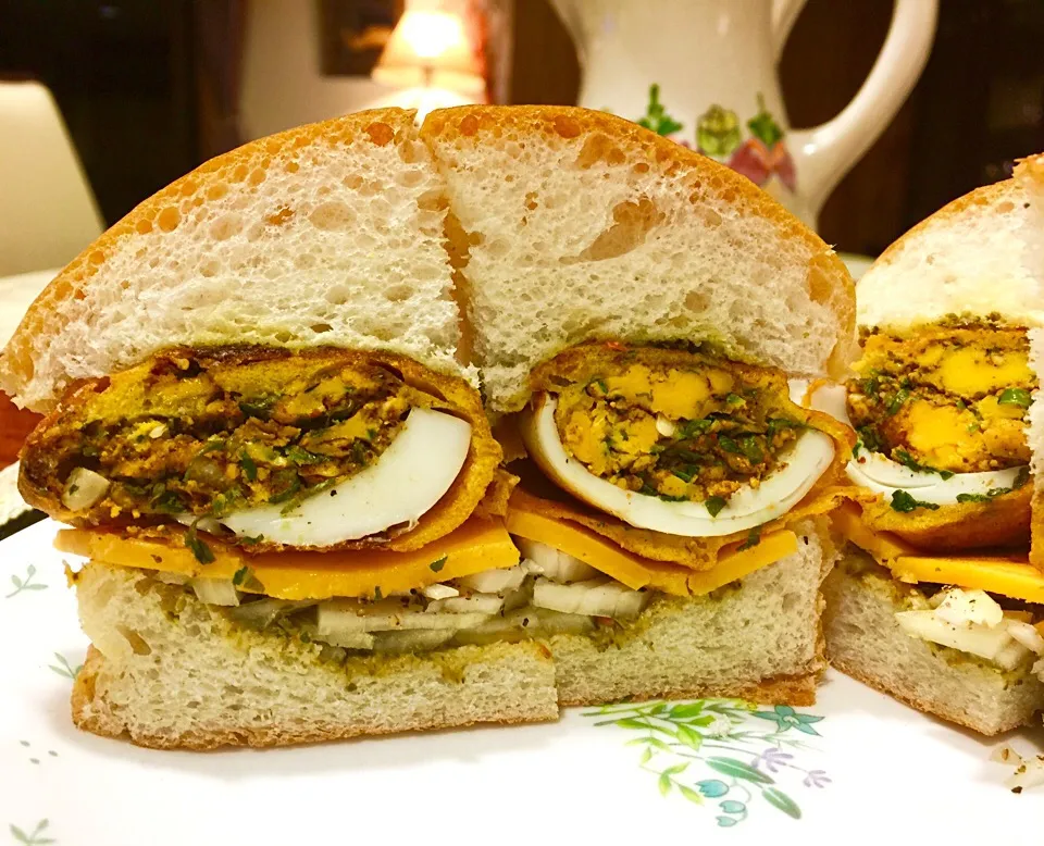 Stuffed fried eggs burger! Indian street food!|gayatri singhさん