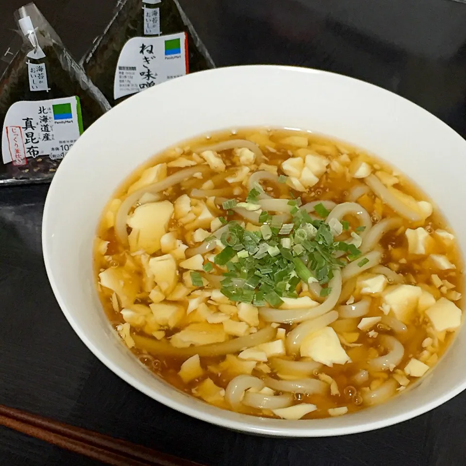 Snapdishの料理写真:今日の晩ご飯は、くずし豆腐のあんかけうどん、コンビニのおむすび。|ゆえさん