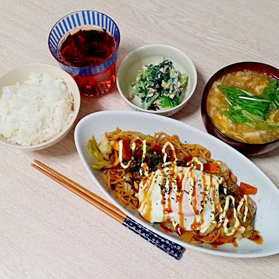 Snapdishの料理写真:焼きそばの目玉焼きのせの夜ご飯♡|Mami.Nさん