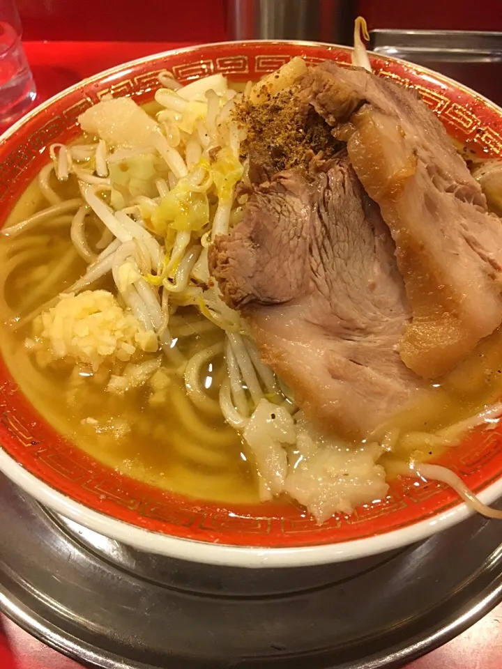 Snapdishの料理写真:ラーメンタロー 脂多め・からめ・にんにく・削り節|プラムてつ。さん