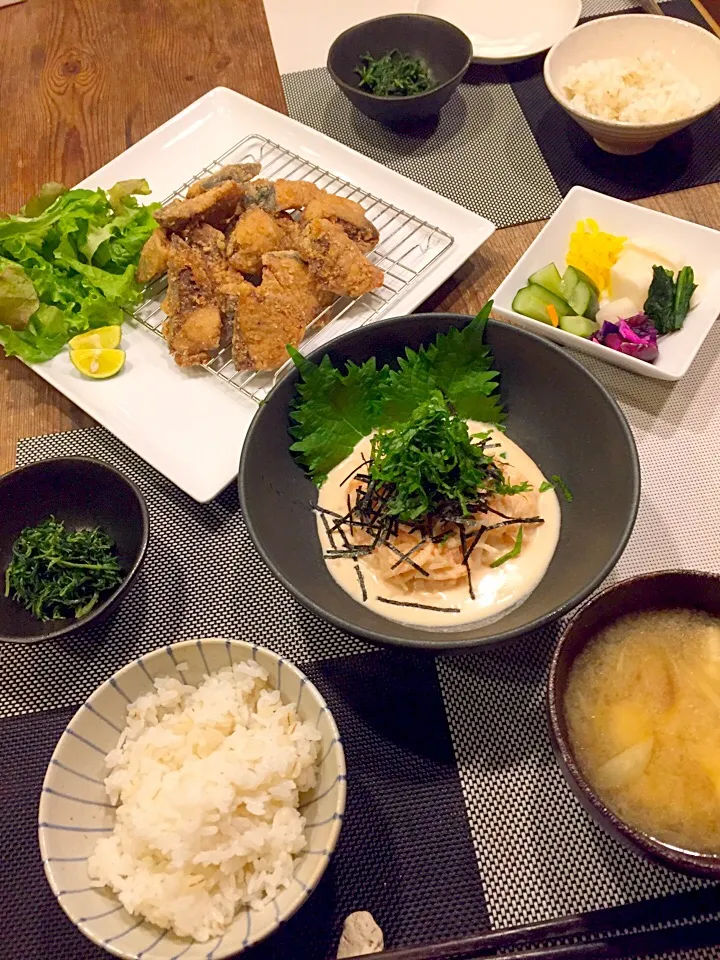 Snapdishの料理写真:今日は、ブリの竜田揚げ🐟大根サラダの明太マヨドレッシング、オカヒジキの黒胡麻和え、お漬物、お豆腐、油揚げ、ミョウガのお味噌汁🍃|まみりんごさん