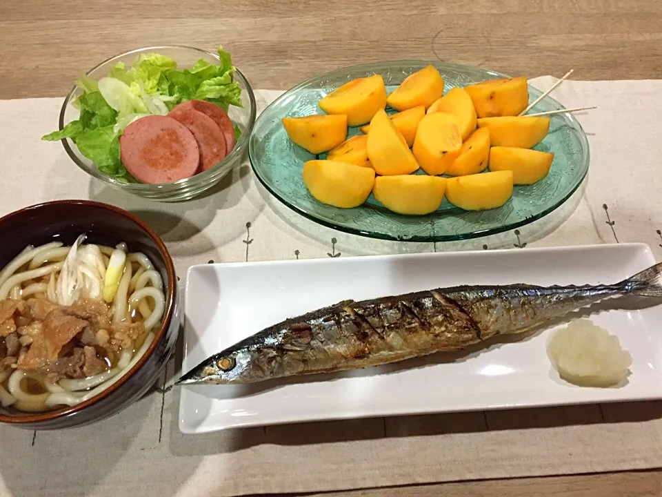 秋刀魚の塩焼き・肉うどん・レタスとハムサラダ・柿|まーままさん